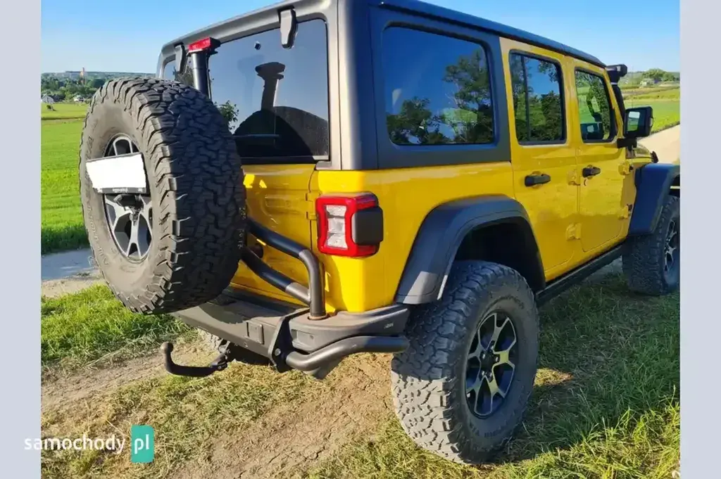 Tylny zderzak z mocowaniem koła zapasowego Jeep Wrangler JL.