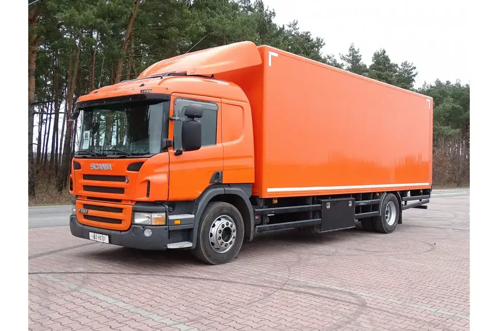 Scania SCANIA P 280 KABINA SYPIALNA   kontener z windą  załadowczą Ciężarowe 2011